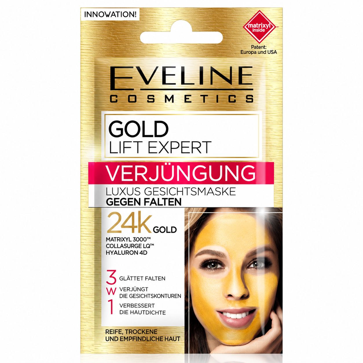 Eine Hand öffnet eine Packung einer feuchtigkeitsspendenden Gesichtsmaske aus Bambusfaser.