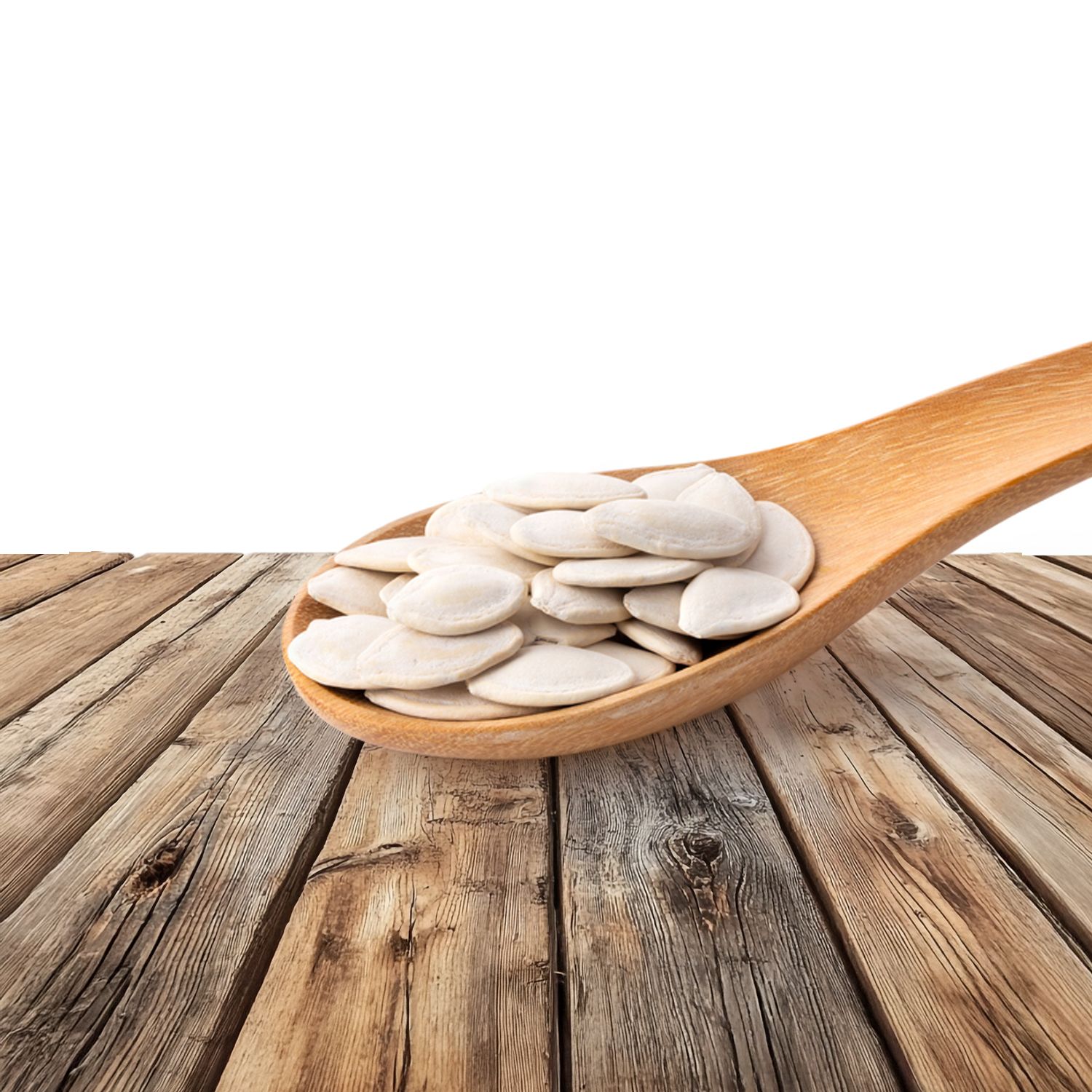 Holzlöffel gefüllt mit gerösteten Kürbiskernen auf einer Holzoberfläche.