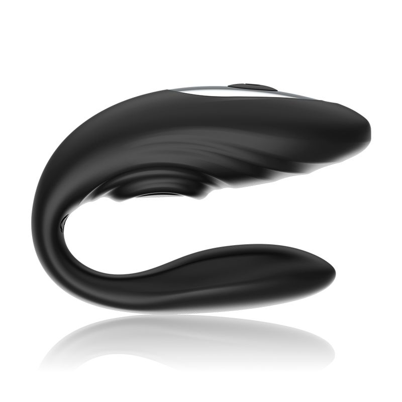 Schwarzer Paarvibrator mit geschwungener Form. Das Gerät hat eine glatte Oberfläche und eine leicht reflektierende Oberseite.