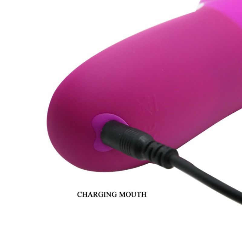 Nahaufnahme des Ladeanschlusses eines lila Vibrators. Schwarzes Ladekabel eingesteckt. Beschriftung: CHARGING MOUTH.