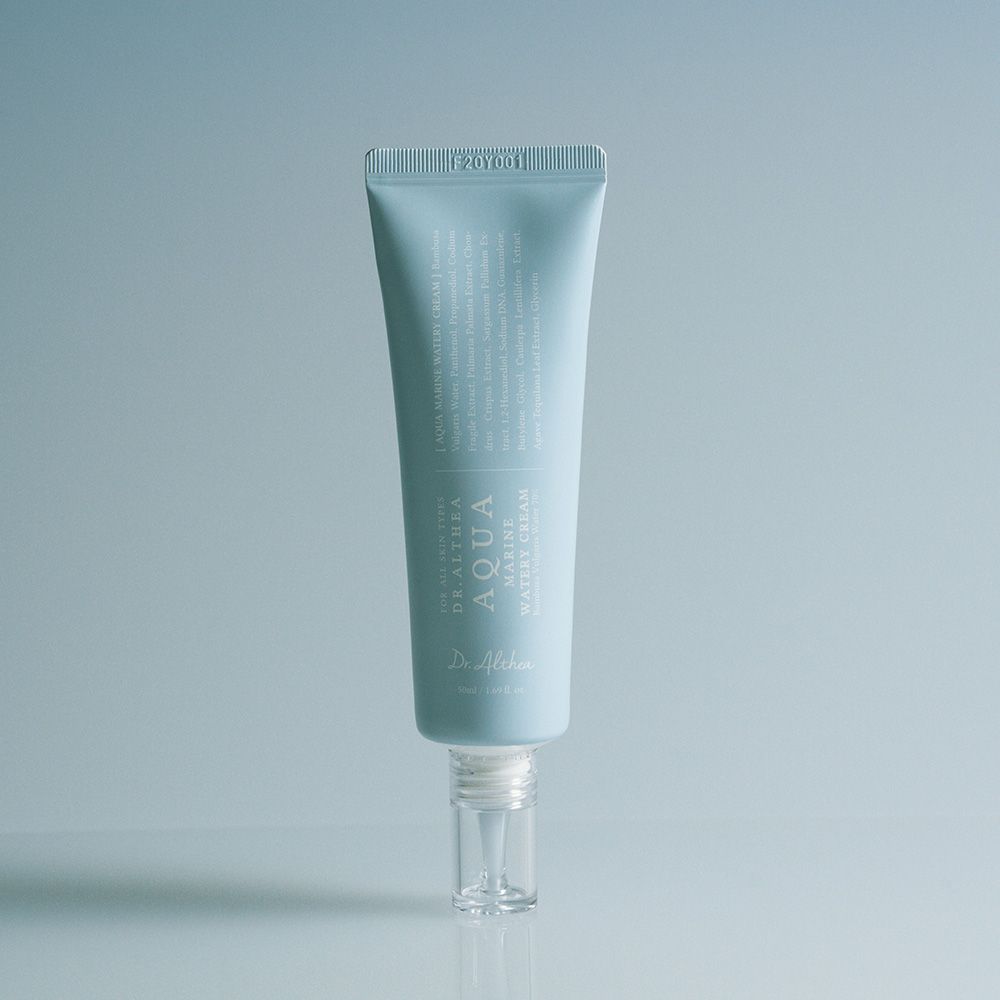 Hellblaue Tube mit Produkt und transparentem Applikator. Aufschrift: Aqua Marine Watery Cream.