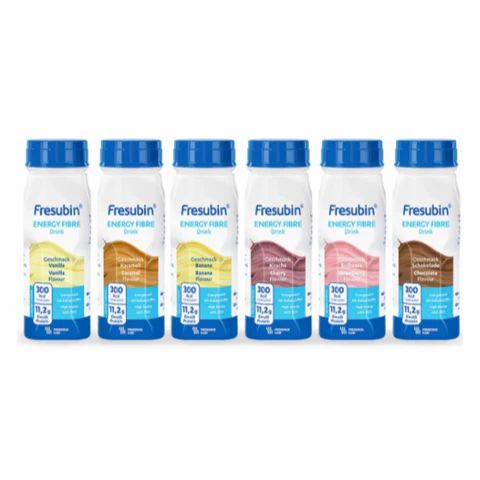 Sechs Flaschen FRESUBIN Energy Fibre Drink. Jede Flasche hat einen blauen Deckel und ein weißes Etikett mit Produktinformationen und Geschmacksrichtungen.