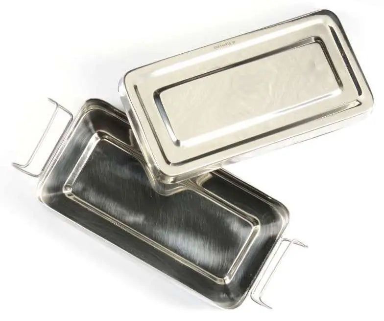 Zwei rechteckige Edelstahl-Instrumentenboxen mit Deckel. Griffe an der Unterseite. Oberer Deckel teilweise geöffnet.