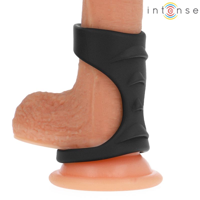 Schwarzer Penisring aus Silikon, am Penis angebracht. Marke: Intense.