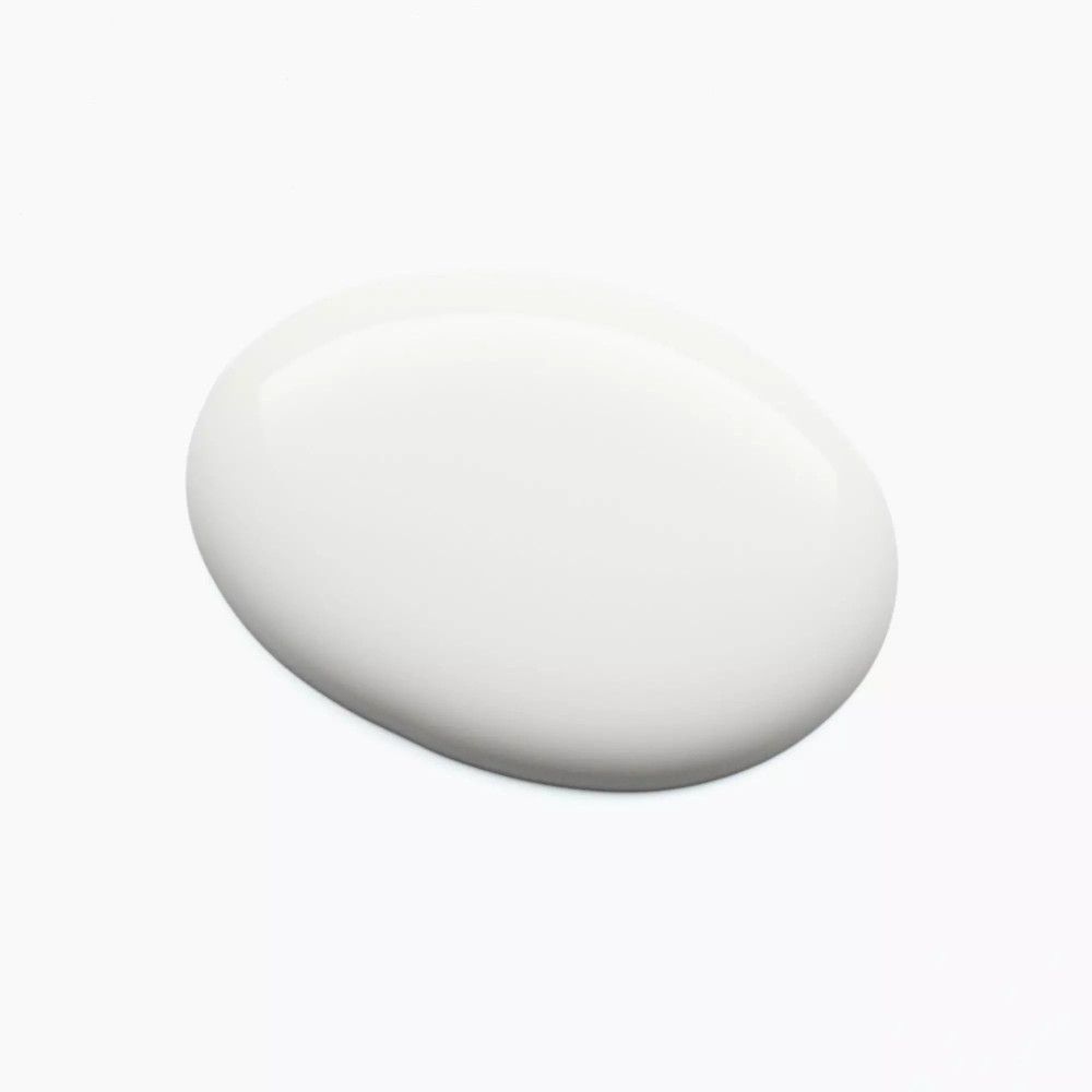 Weißer Nagellack-Tropfen auf weißem Hintergrund. Ovale Form.