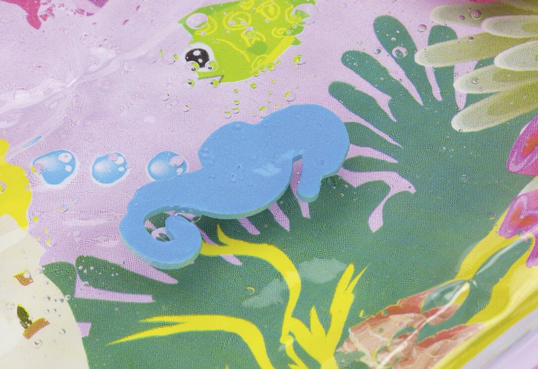 FILLIKID Spielmatte Wasser Ocean. Blaue Seepferdchen-Figur auf pinkfarbener Matte mit Unterwassermotiv. Grüne und gelbe Elemente.