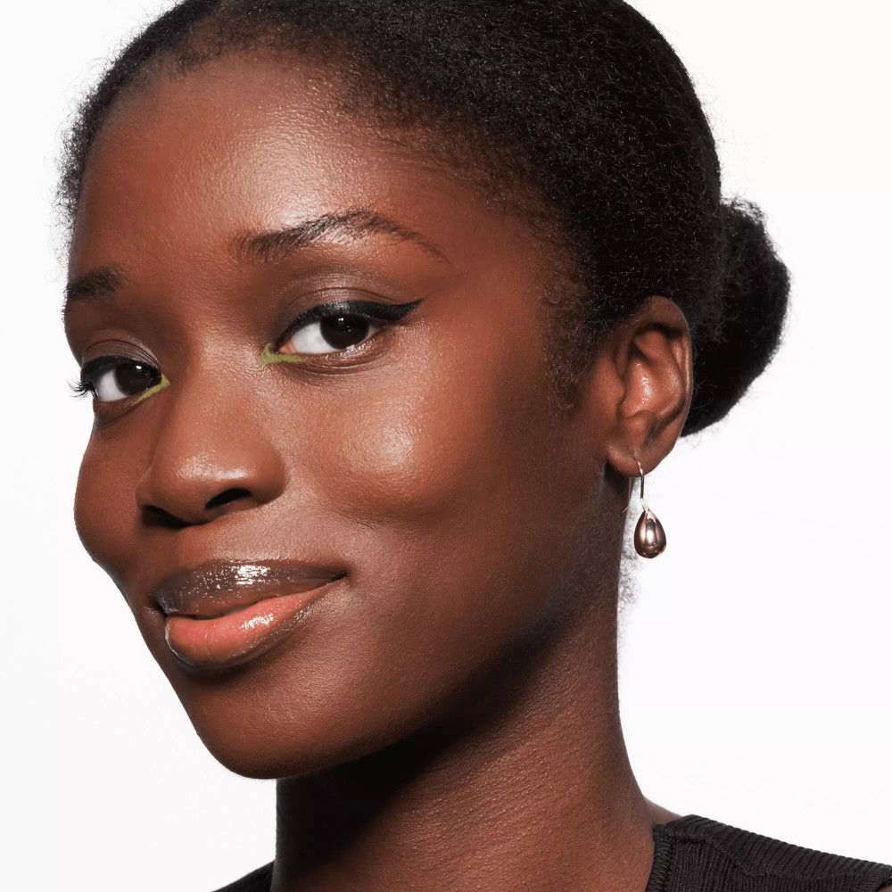 Porträt einer Frau mit Eyeliner. Sie trägt einen schwarzen Eyeliner-Strich.