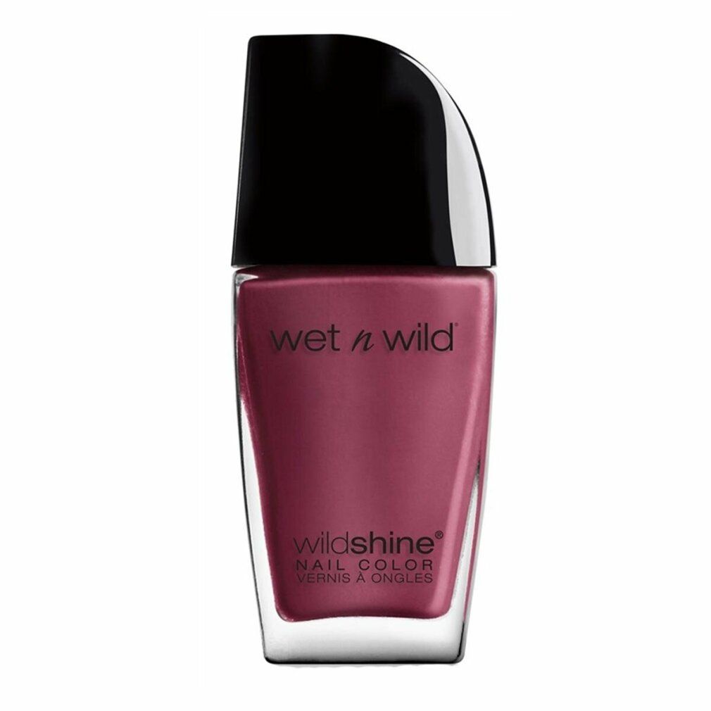 Nagellackflasche mit schwarzem Deckel. Der Lack ist rosa. Auf der Flasche steht "wet n wild" und "wildshine".