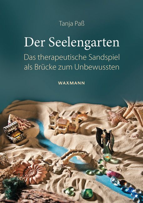 Buchcover von "Der Seelengarten". Titel und Untertitel auf sandigem Hintergrund mit Miniatur-Szenerie. Verlag: Waxmann.