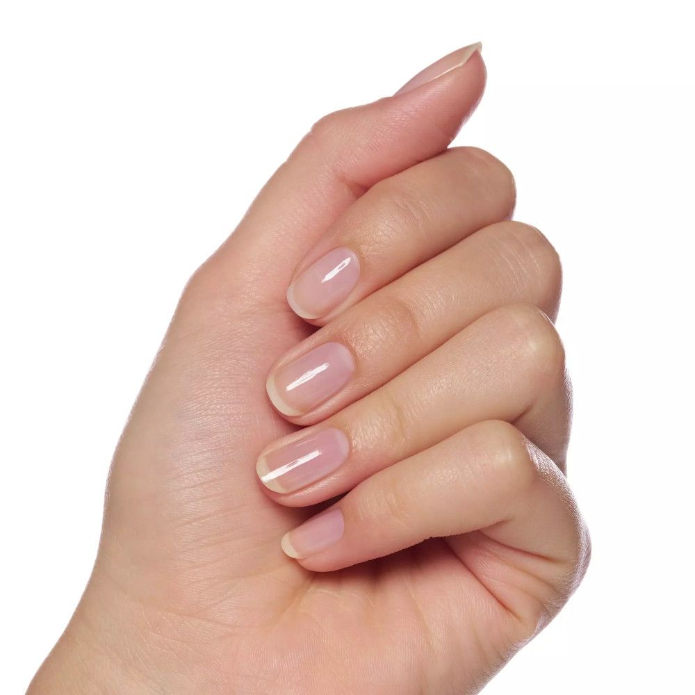 Hand mit lackierten Fingernägeln. Klare, glänzende Nageloberfläche. Natürliche Nagelform.