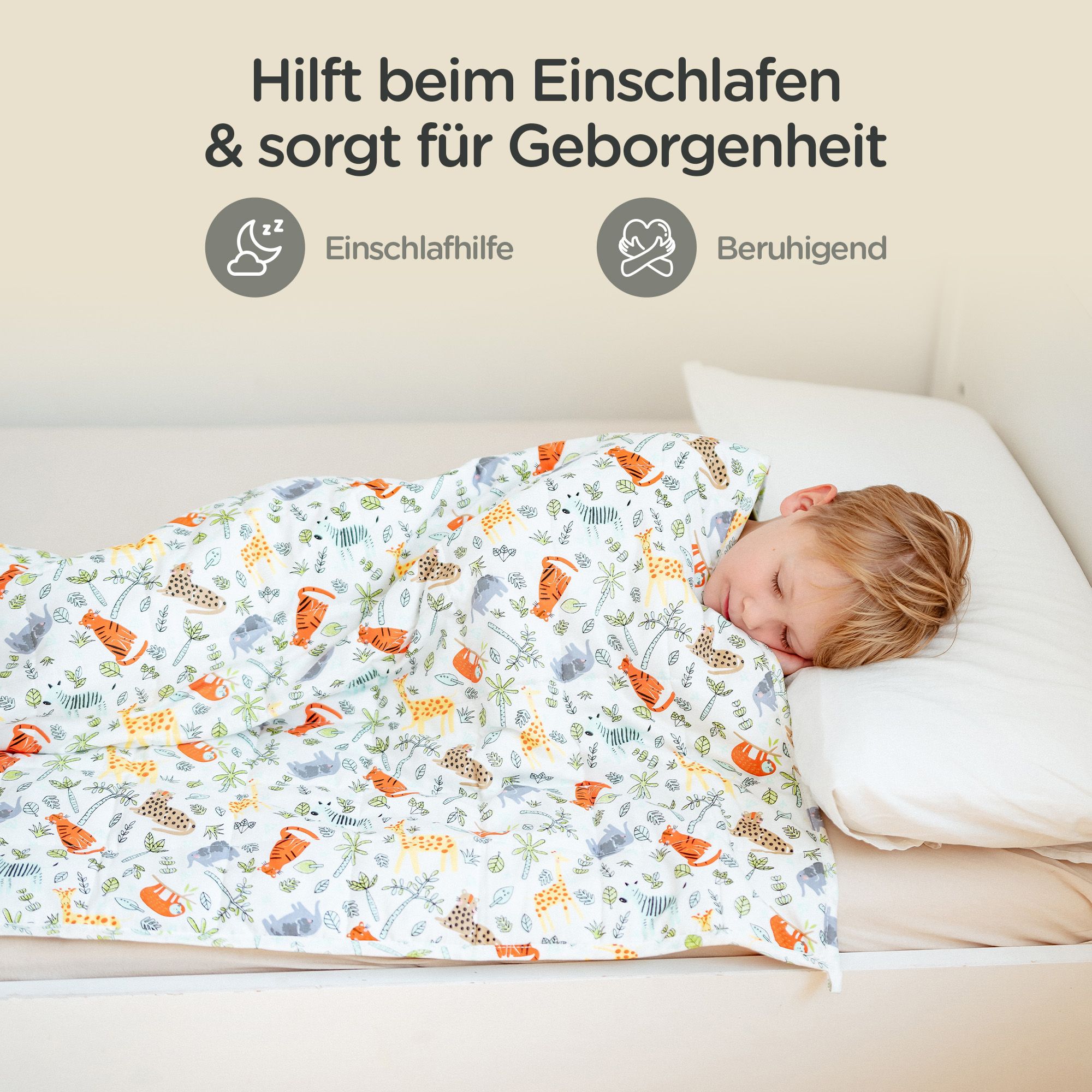 Kind schläft unter einer Decke mit Tiermuster. Aufschrift: Einschlafhilfe, beruhigend. Decke auf Bett.