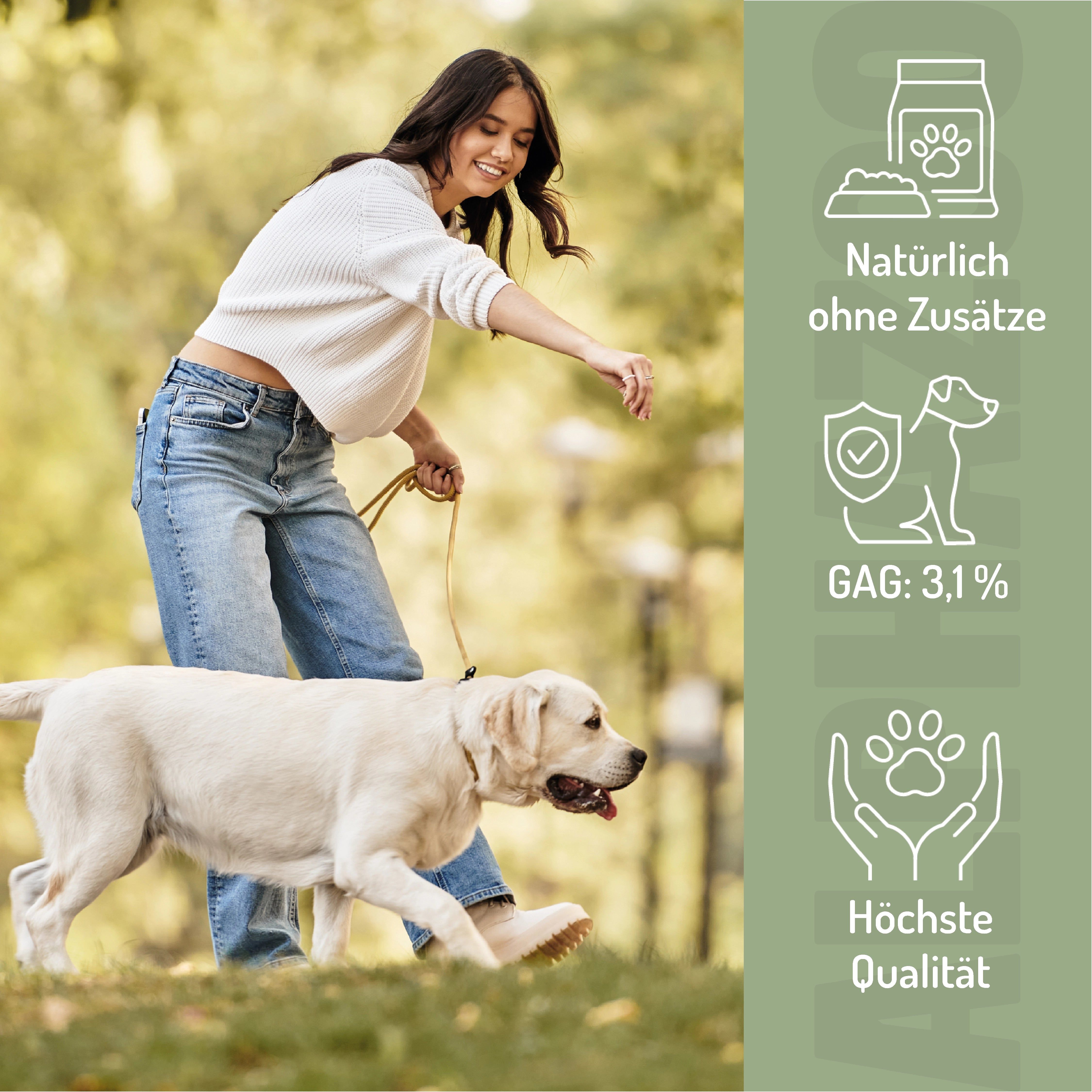 Frau geht mit Hund spazieren. Logos: Natürlich ohne Zusätze, GAG: 3,1%, Höchste Qualität.