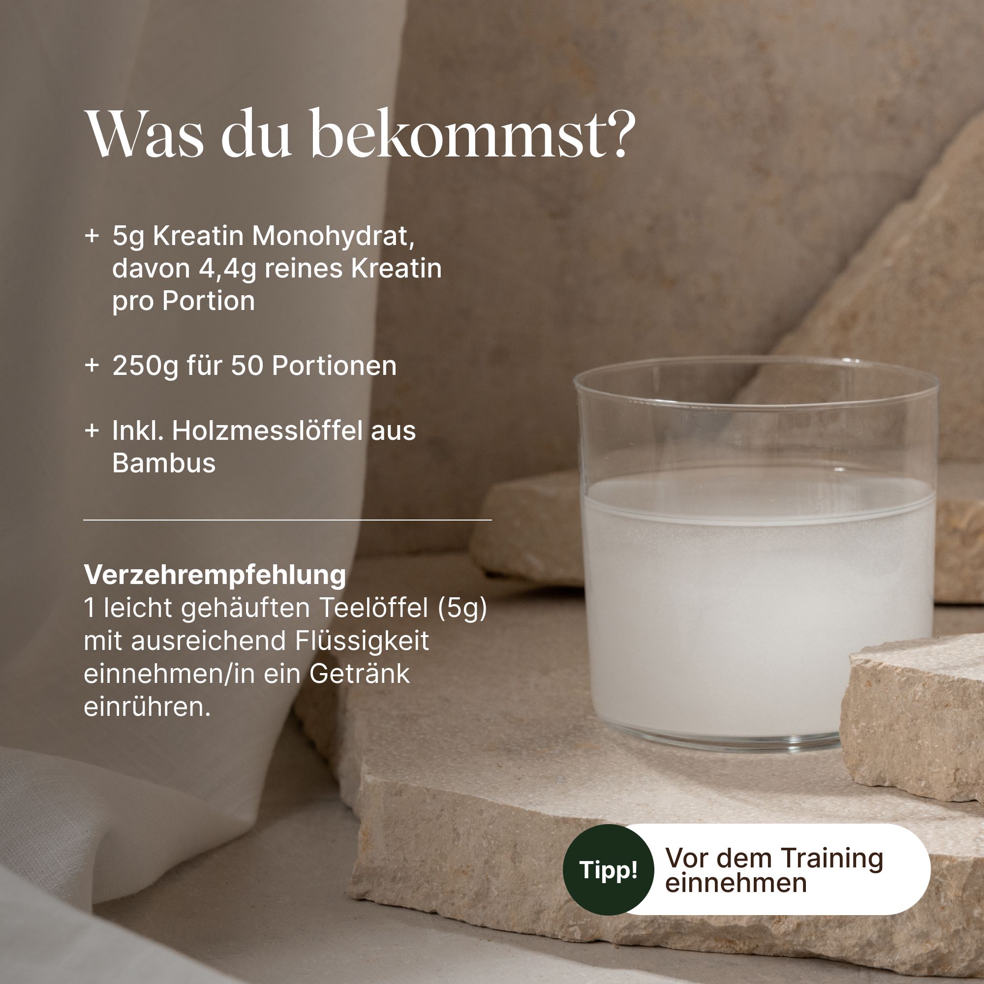 VETAIN Kreatin Monohydrat Pulver in einem Glas Wasser. 5g pro Portion, mit Bambus-Messlöffel.