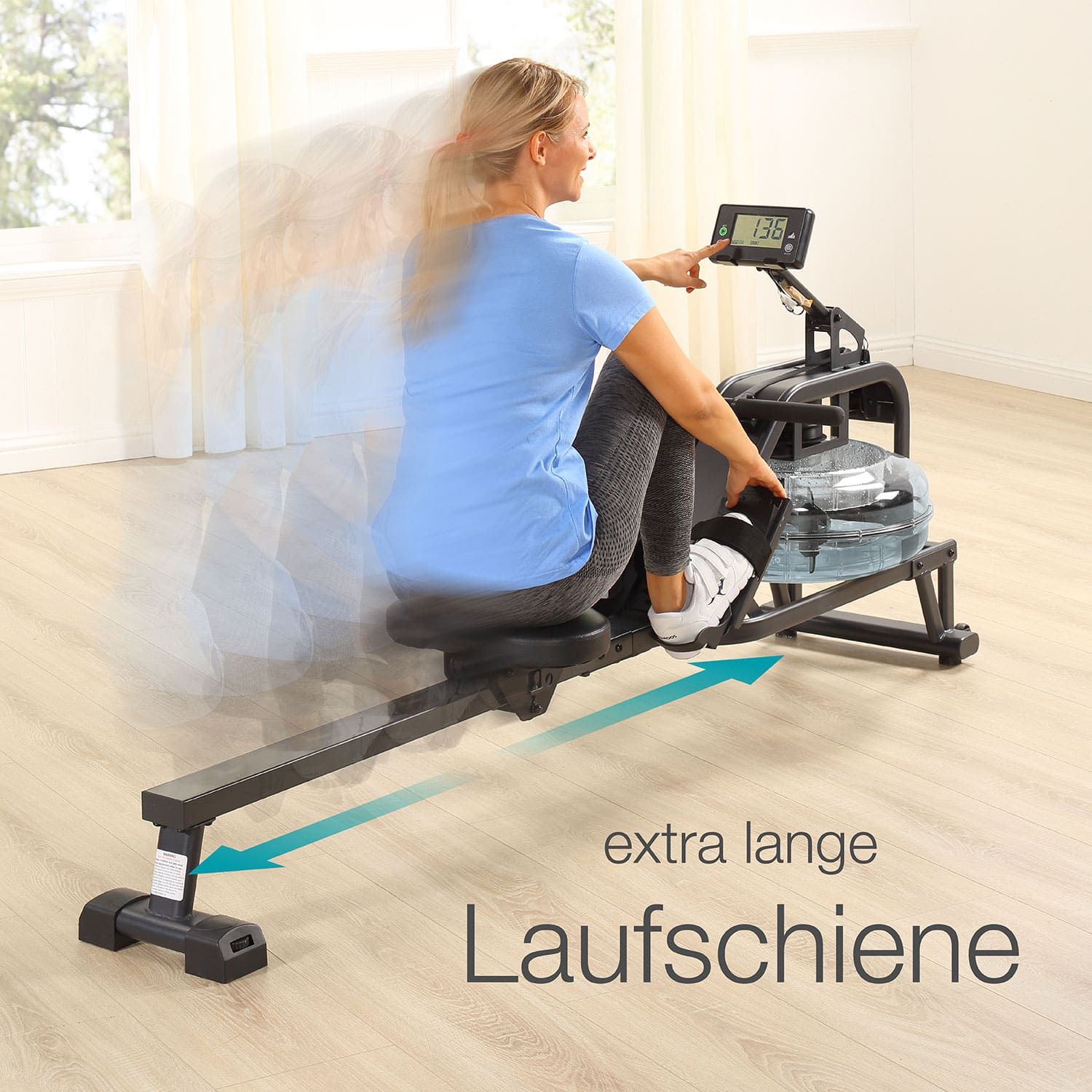 Frau auf Rudergerät. Extra lange Laufschiene. Rudergerät mit Wasserbehälter, Sitz, Fußstützen und Display. Schwarzes Metallgestell.