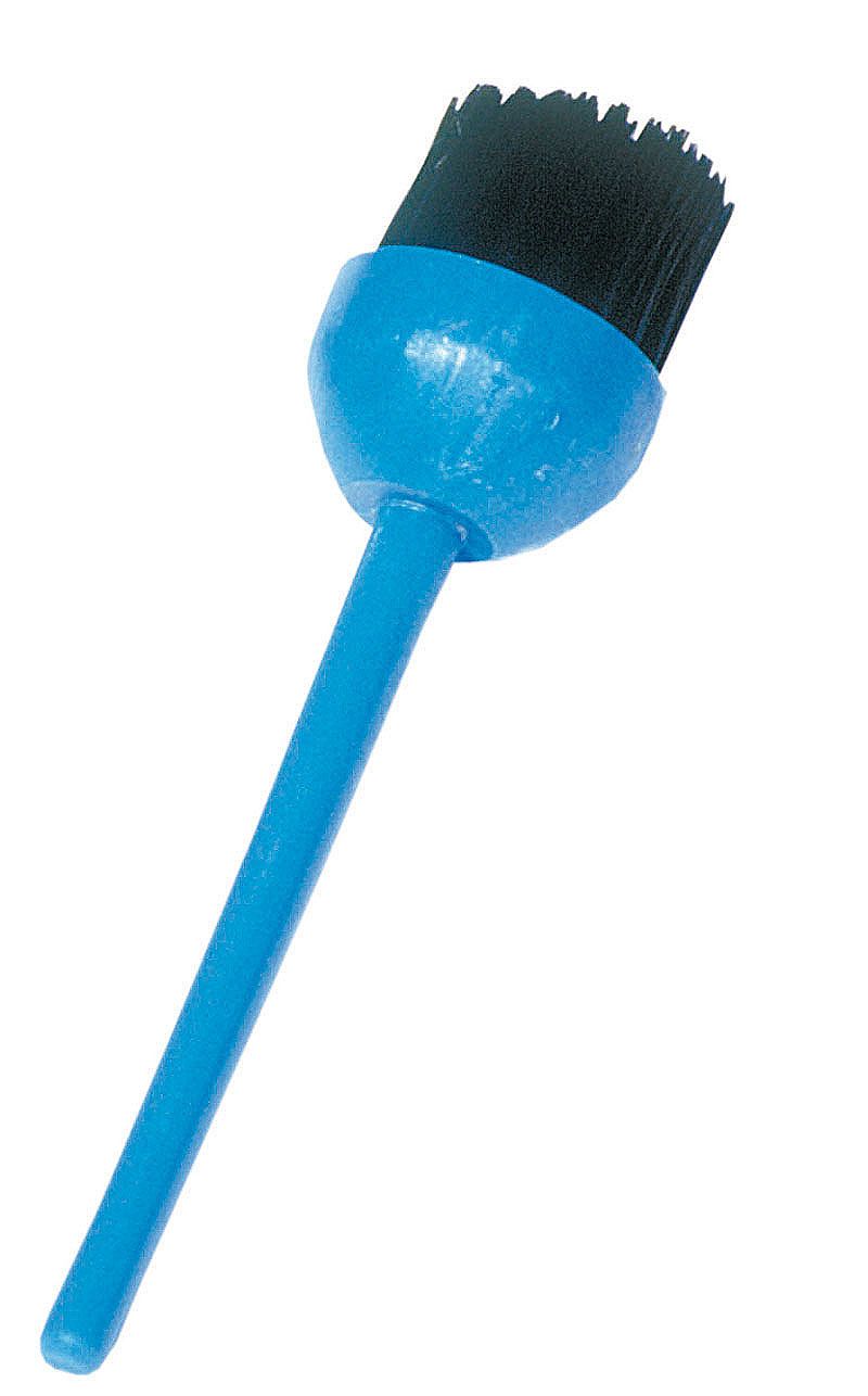 Der AMKA Hufpinsel ist ein Werkzeug zur Hufpflege. Er hat einen blauen Griff und einen runden Kopf mit schwarzen Borsten. Der Pinsel ist für die Anwendung von Hufpflegeprodukten konzipiert.