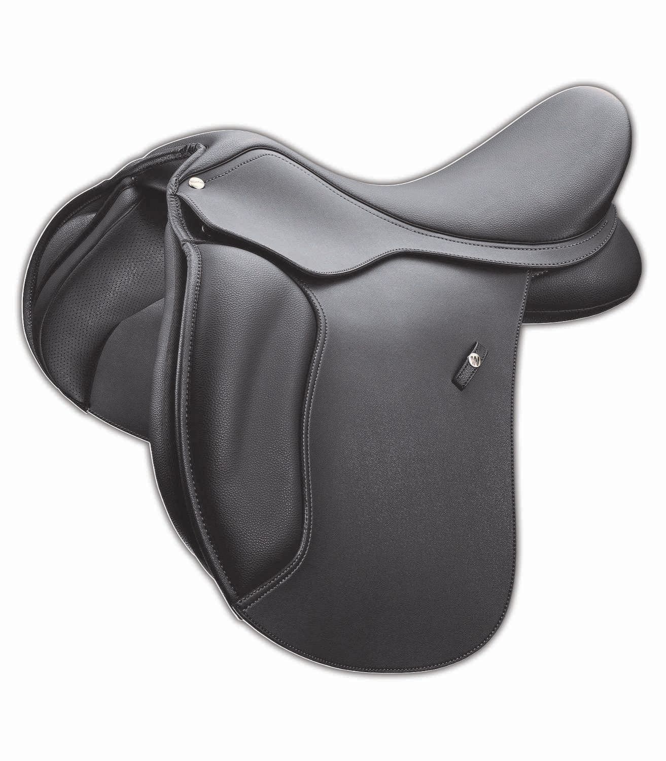 Schwarzer Sattel. Lederoptik, gepolstert. Seitliche Ansicht. Steigbügelriemen und Sattelblatt.