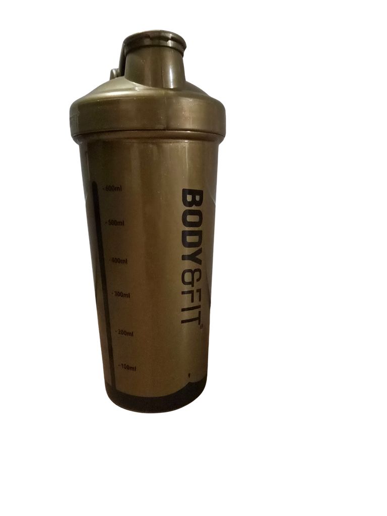 Goldfarbener Shaker mit schwarzem Schriftzug BODY&FIT. Messskala auf der Seite. Deckel mit Trinköffnung.