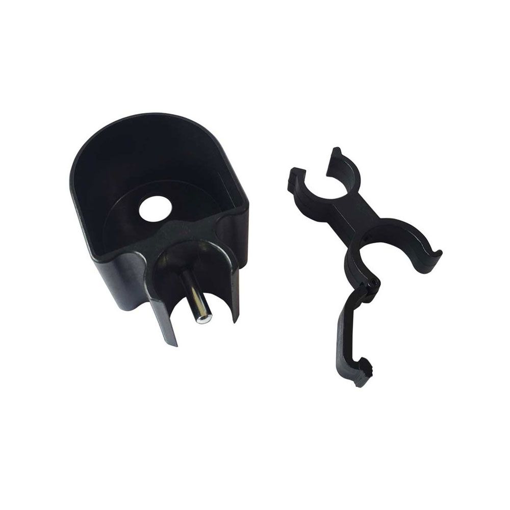 Schwarzer Stockhalter für Rollator. Besteht aus zwei Teilen: einem Becher mit Loch und einem Clip.