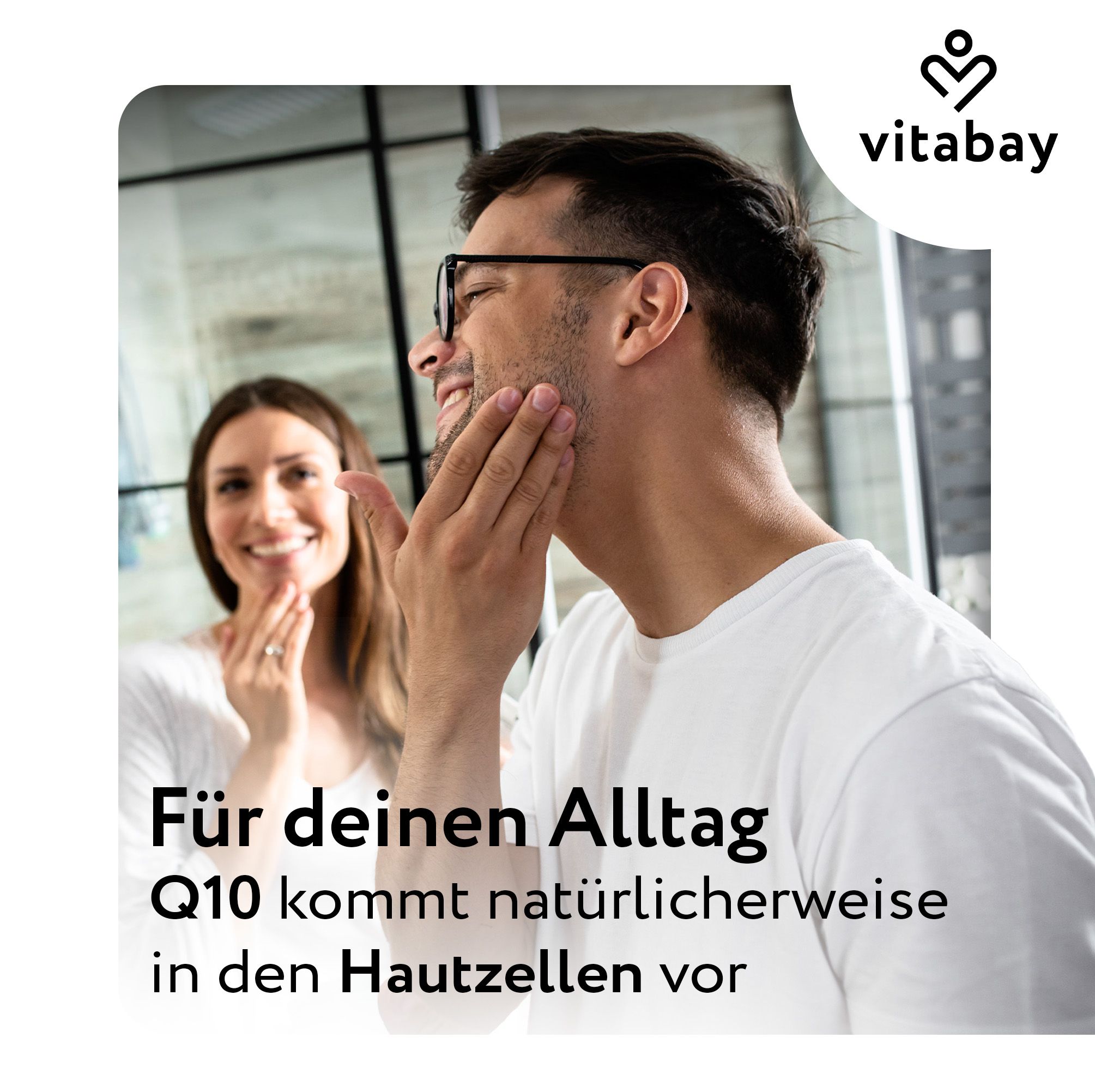 Mann und Frau berühren Gesichter. Text: Q10 kommt natürlich in den Hautzellen vor. Vitabay Logo.