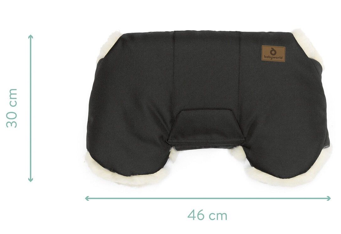 Schwarzer Handwärmer mit Lammfell. Abmessungen: 46 cm breit, 30 cm hoch. Logo-Etikett sichtbar.