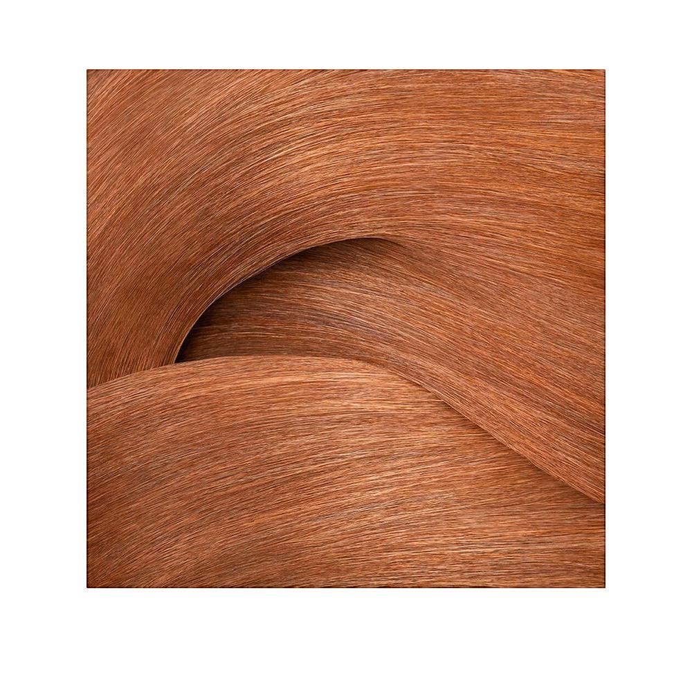 Haarsträhnen in kupferfarbenem Farbton. Die Strähnen sind gewellt und liegen übereinander.