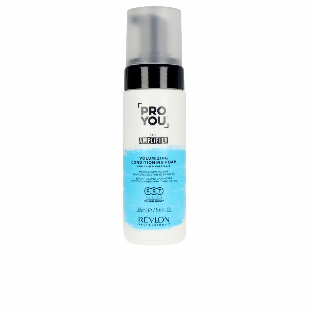 Eine weiße Flasche mit schwarzem und blauem Etikett. Aufschrift: PRO YOU THE AMPLIFIER, Volumizing Conditioning Foam. 165ml.