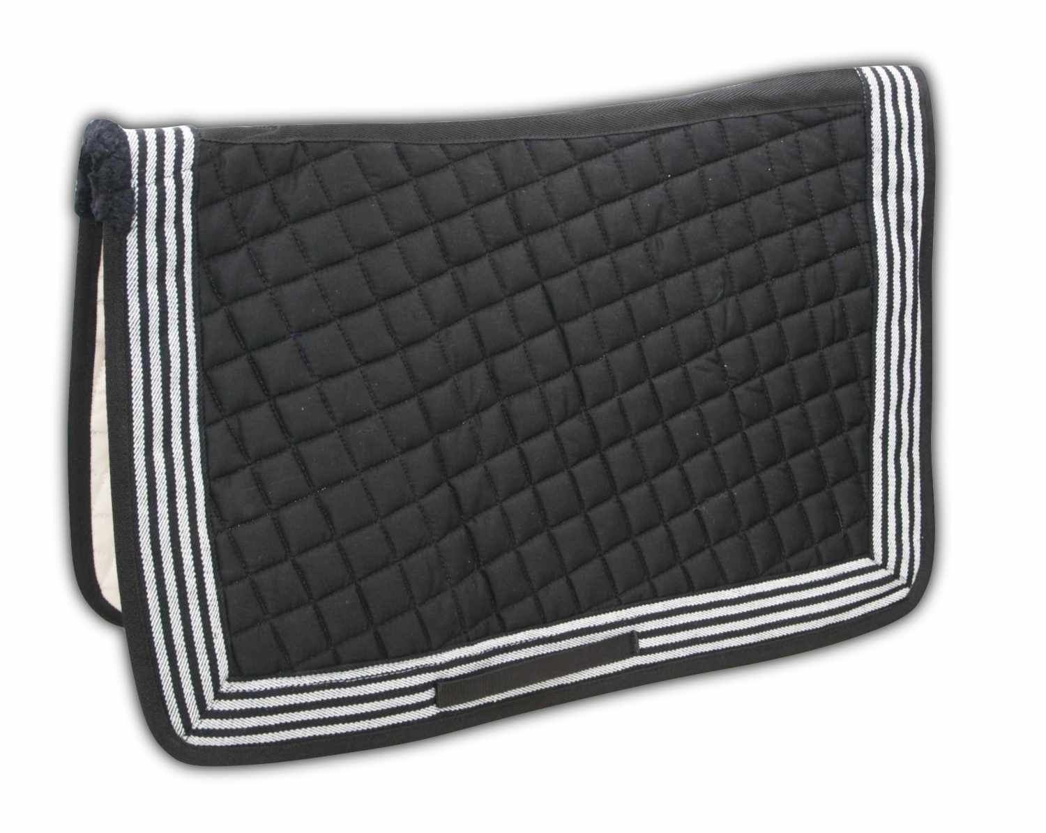 Schwarze Sattelunterlage mit weißem Streifendesign. Quadratische Steppung. Schwarzer Rand.