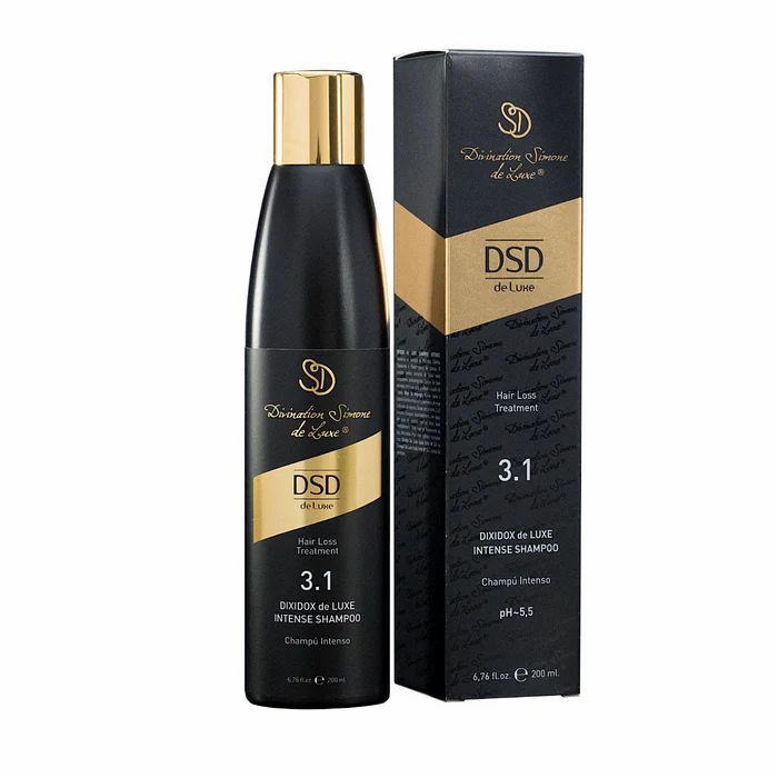 Schwarze Shampoo-Flasche mit goldfarbenem Deckel und Etikett. Daneben eine Schachtel mit Produktinformationen. Aufschrift: DSD de Luxe 3.1.