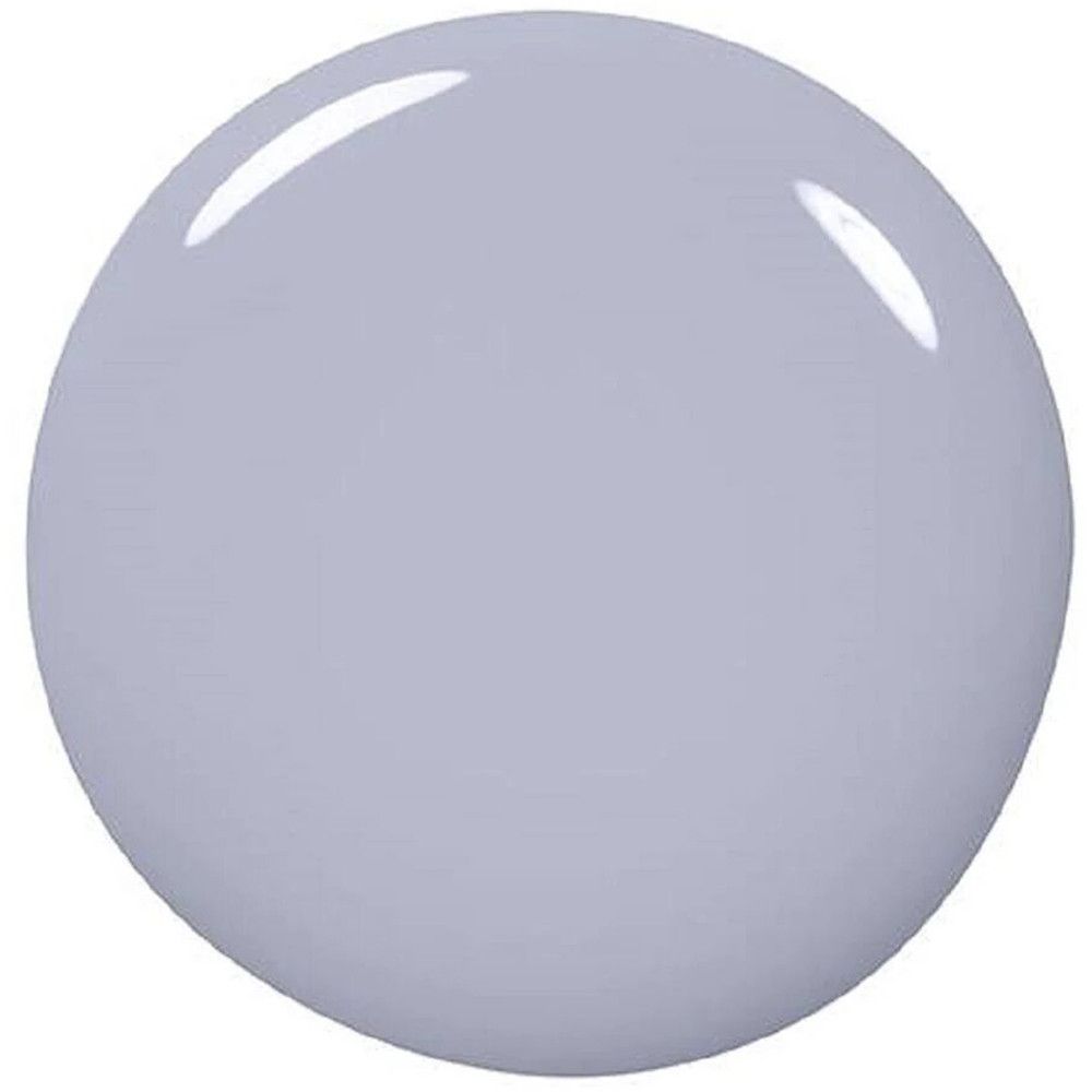 Essie Nagellack Farbe: Heller Lavendelton auf runder Oberfläche.