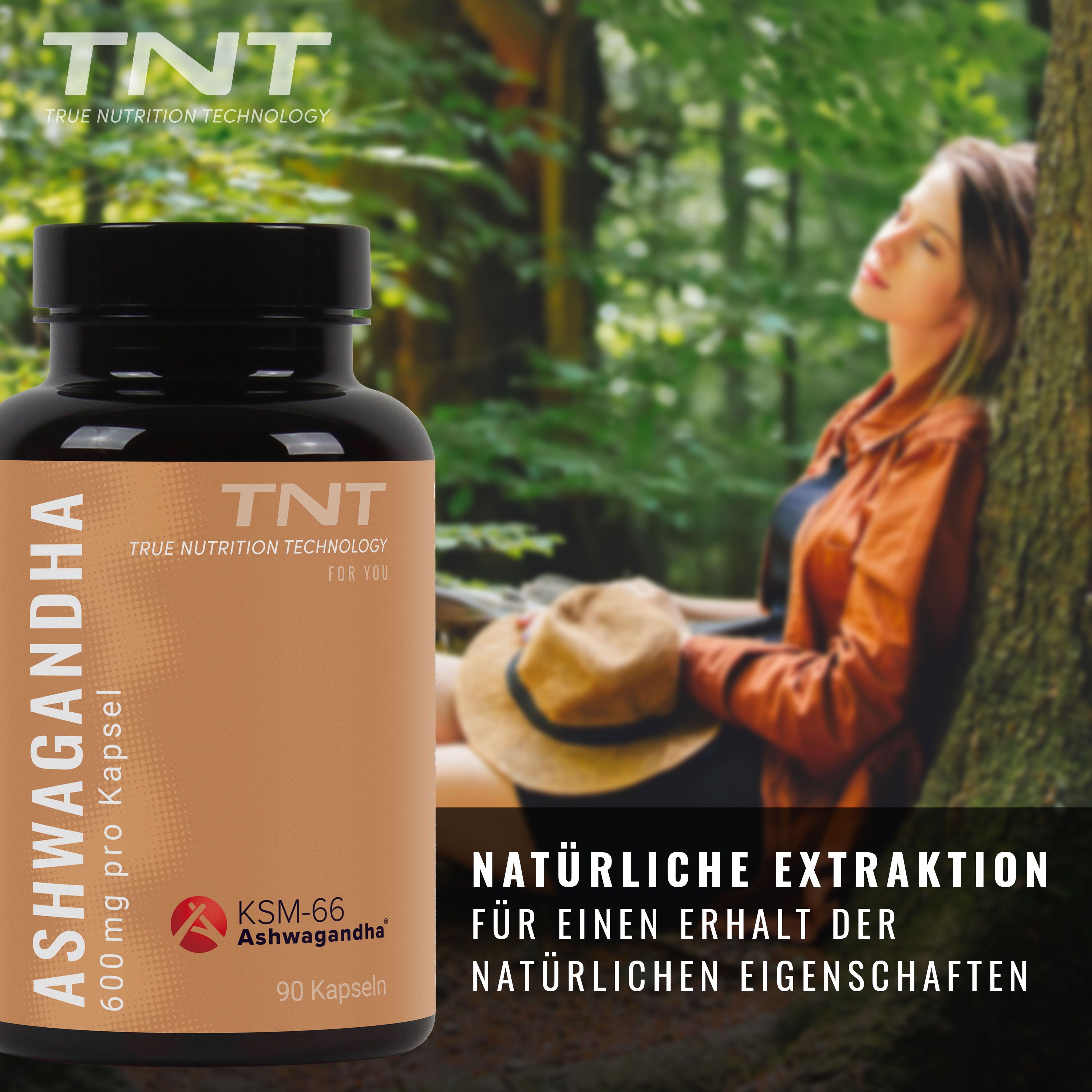 Frau lehnt an Baum, Flasche mit Ashwagandha. Aufschrift: 600mg pro Kapsel, KSM-66, 90 Kapseln. Marke: TNT.