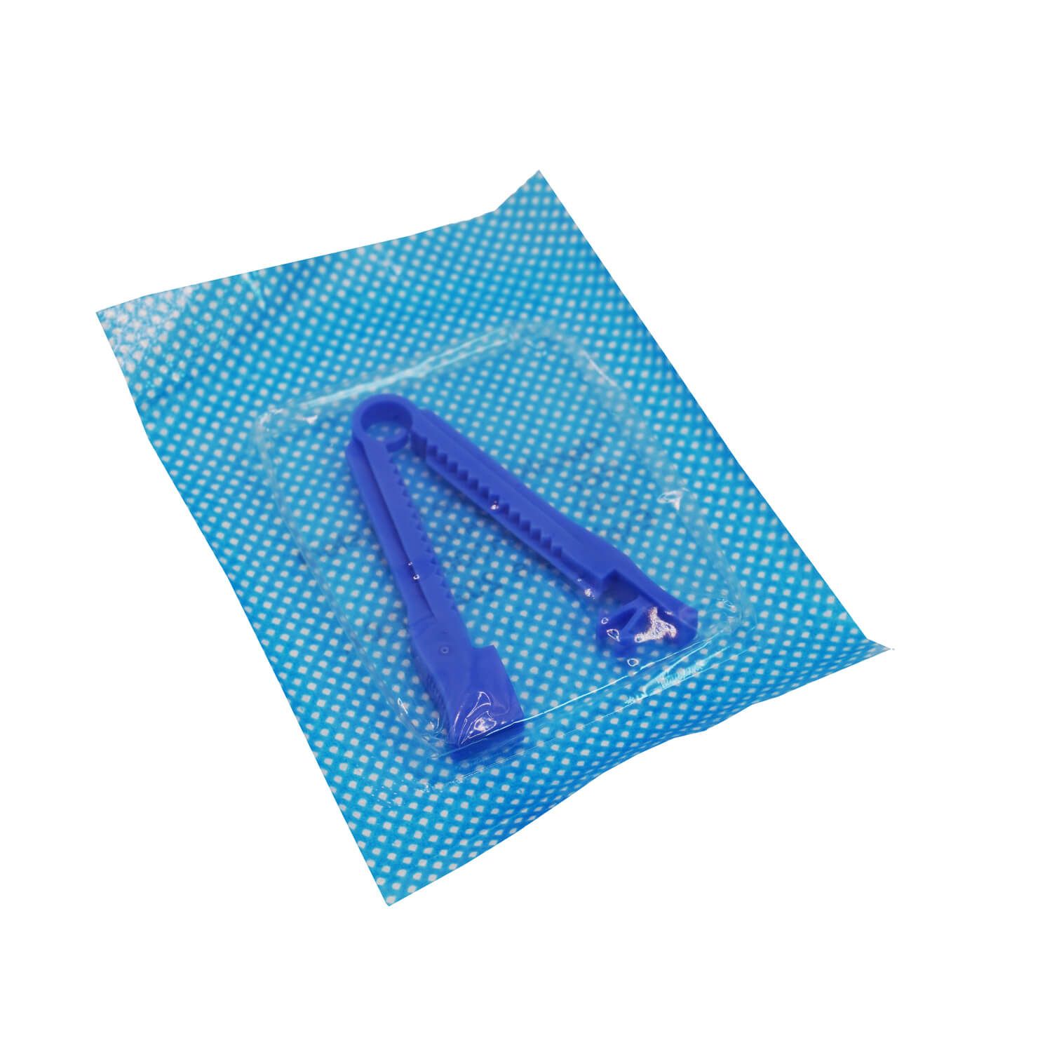 Blaues, steriles Nabelklemme-Paar in transparenter Verpackung, auf blauem Hintergrund mit weißen Punkten.