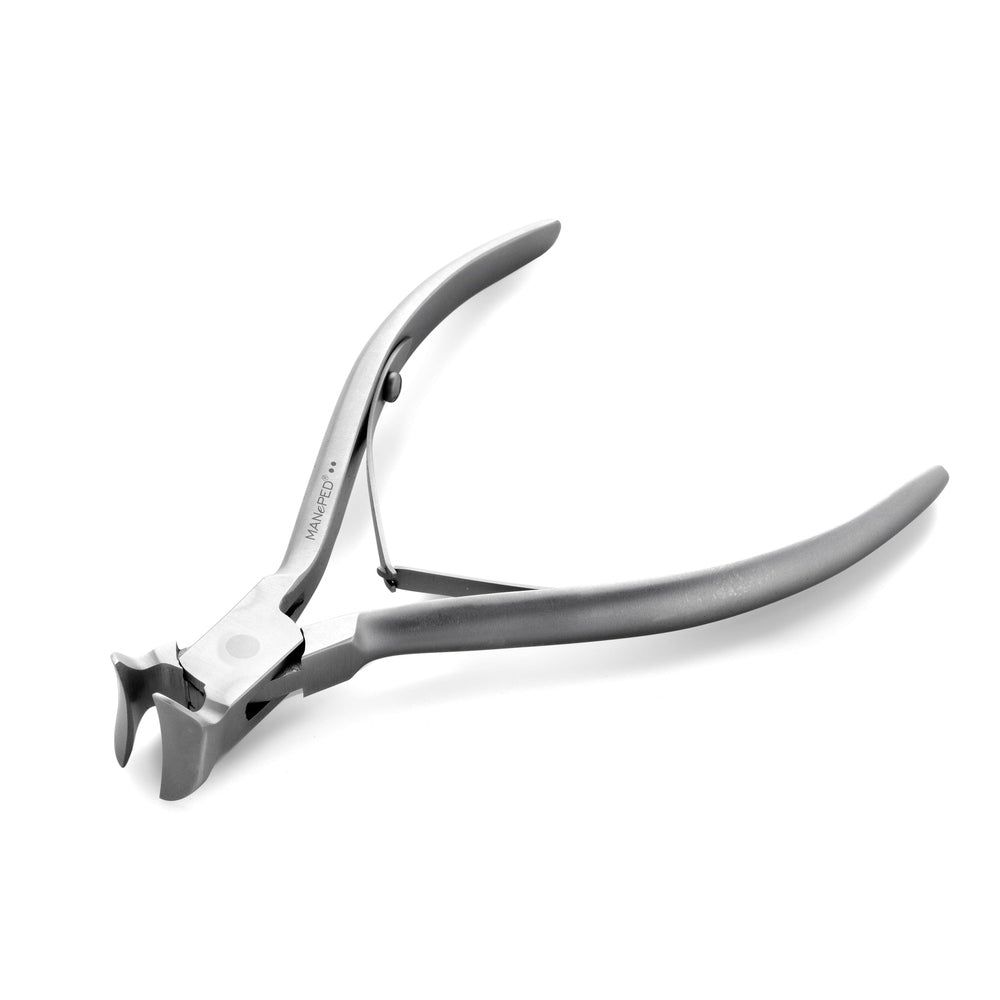 Graues Werkzeug mit abgerundeten Schneiden und Griffen. Aufschrift MANePED. Auf weißem Hintergrund.