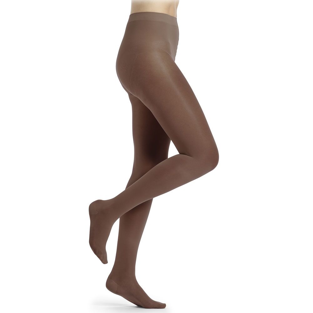 Hautfarbene Kompressionsstrumpfhose. Blick von der Seite, Beine einer Person. Glatter Stoff.