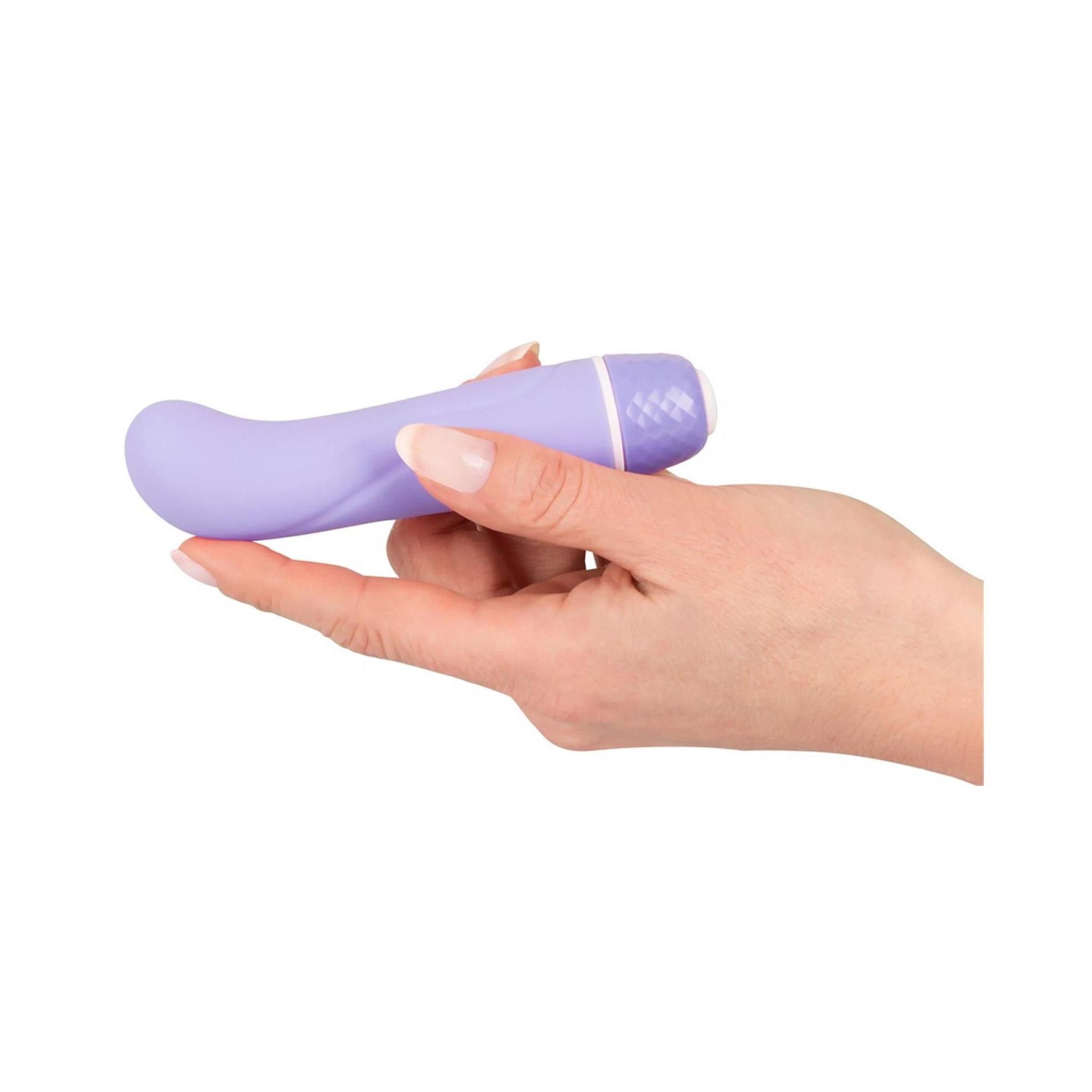Hand hält einen lila Mini G-Punkt Vibrator.