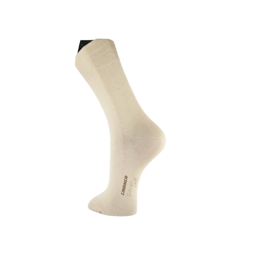 Beige Socke mit schwarzem Bündchen. LINDNER Silversoft Schriftzug sichtbar.