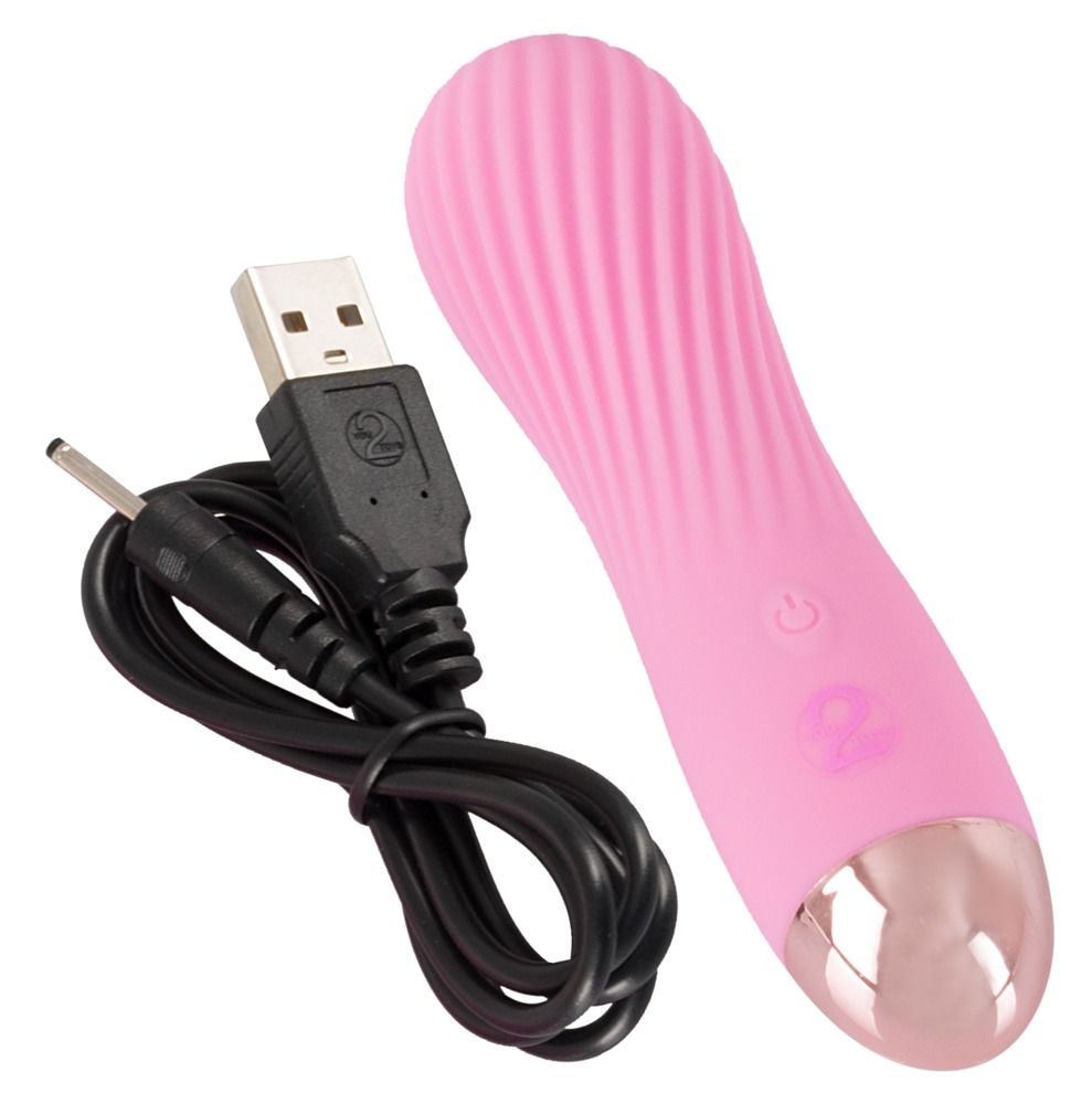 Pinker Mini-Vibrator mit gerillter Oberfläche und goldener Spitze, mit USB-Ladekabel.