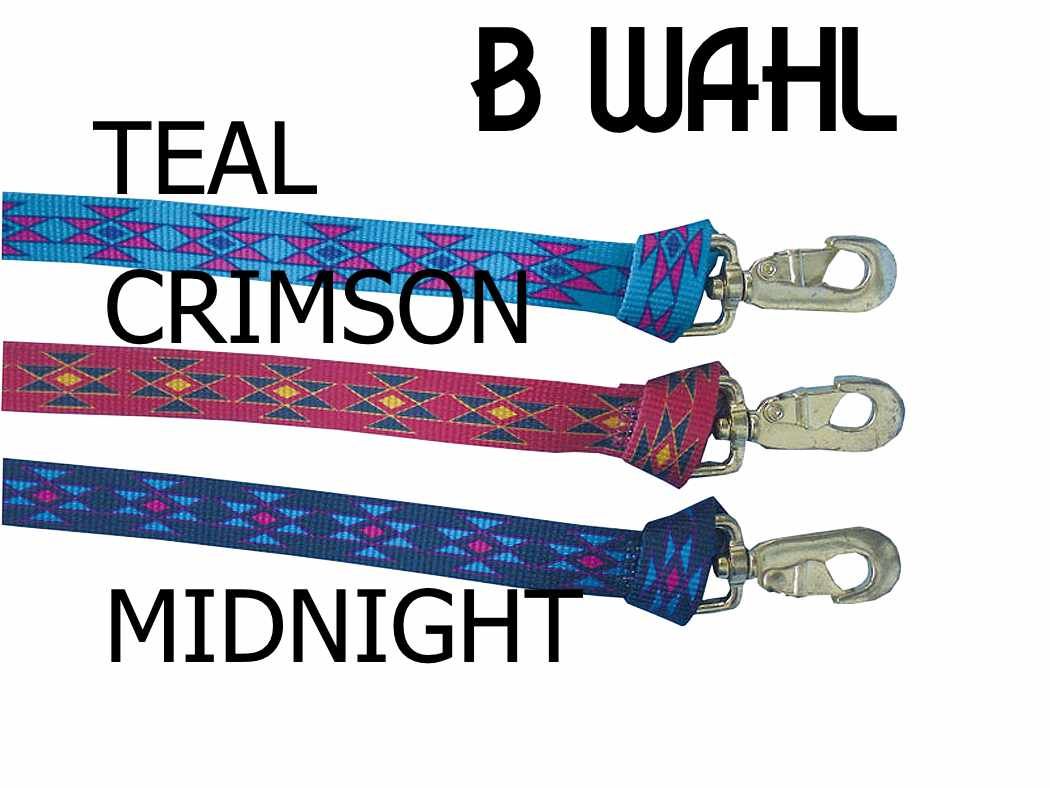 Drei Führleinen mit Karabinerhaken in den Farben Teal, Crimson und Midnight. Text: B WAHL.