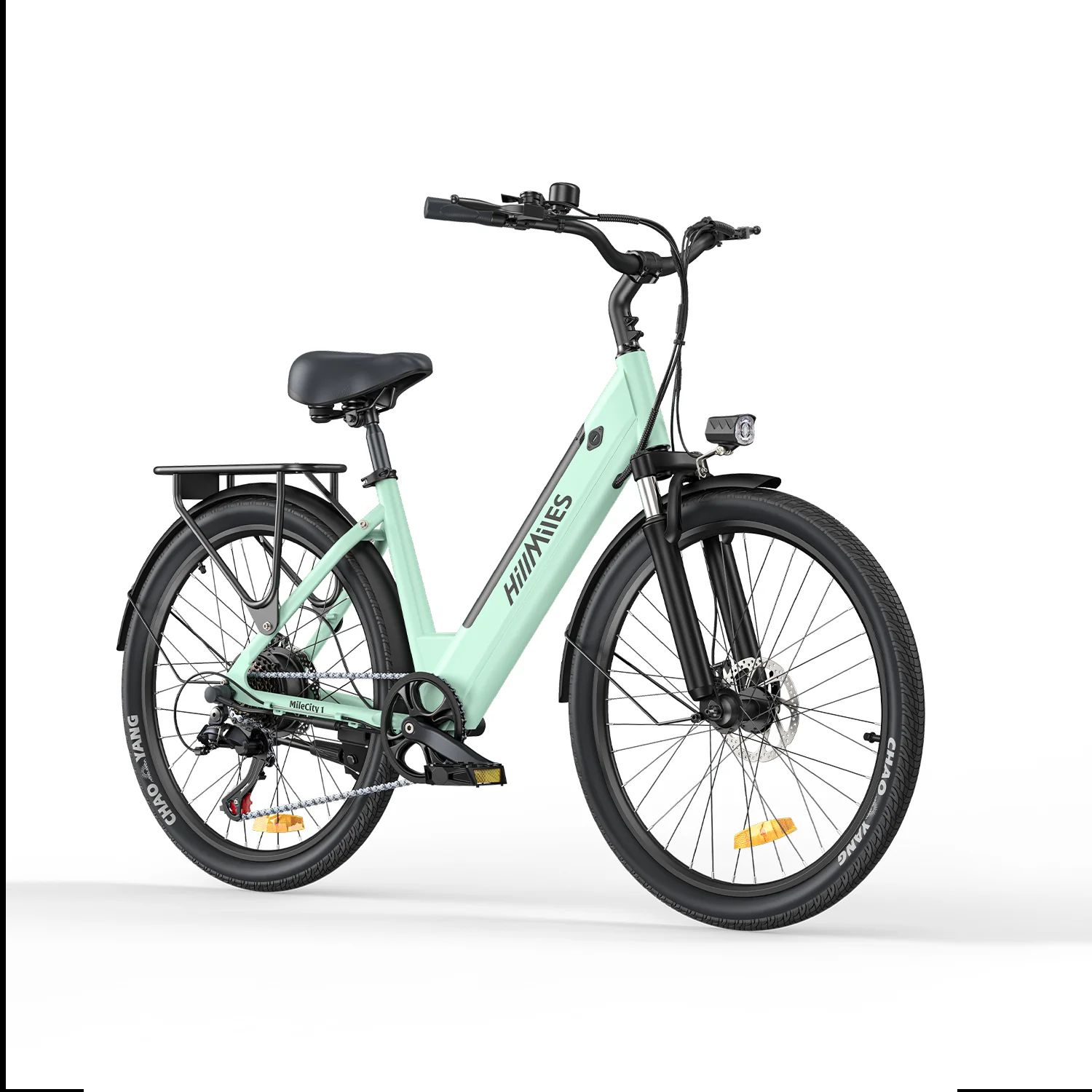 Hellgrünes City-E-Bike mit schwarzen Reifen und Gepäckträger. Marke HillMiles. Frontscheinwerfer und Klingel.