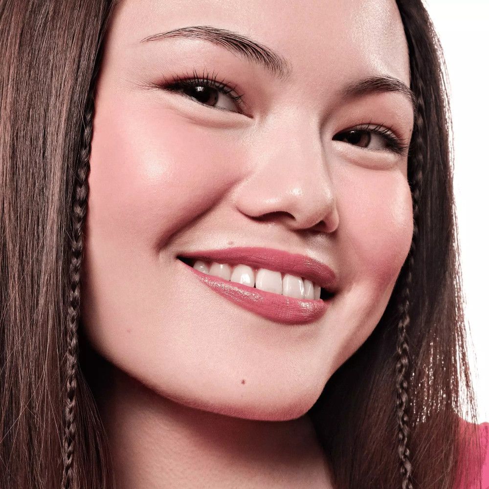 Porträt einer Frau mit Lippenstift. Rosa Lippen. Lächeln.