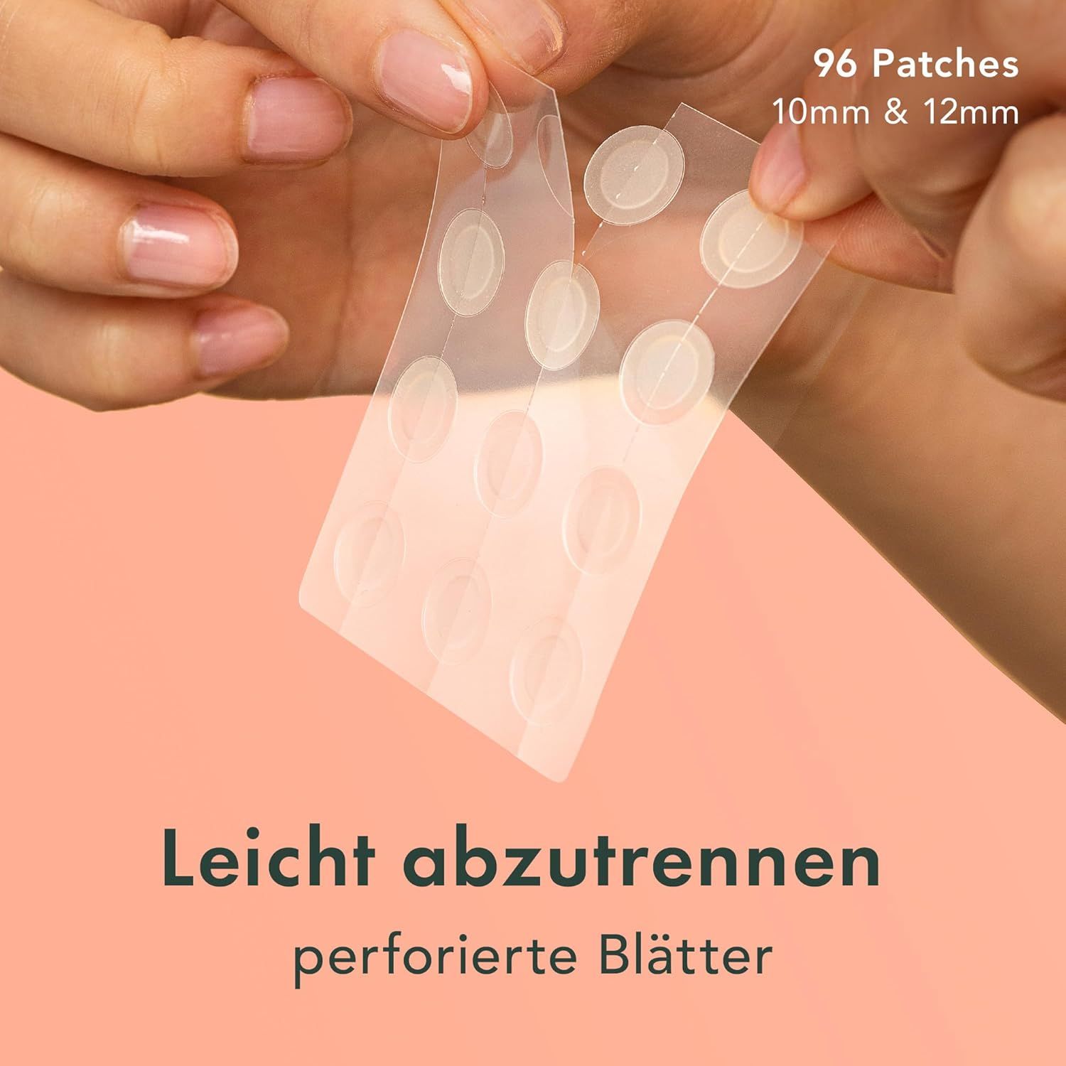 Hände halten transparente Pflaster von einem perforierten Blatt. Aufgedruckt: 96 Patches, 10mm & 12mm. Text: Leicht abzutrennen.