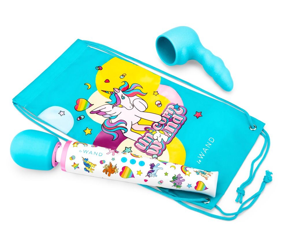 Blaues Massagegerät und Zubehör liegen auf einem blauen Beutel mit Einhorn-Design. Auf dem Massagegerät steht "le Wand".