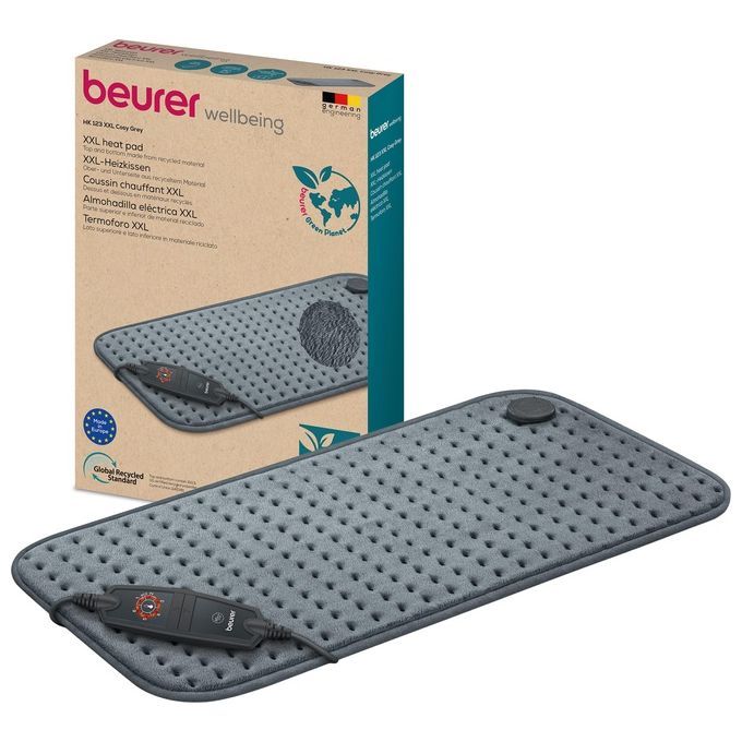 Graues Heizkissen mit Steuerung und Verpackung. Verpackung mit Produktname, Logo und Zertifizierungen. Global Recycled Standard.