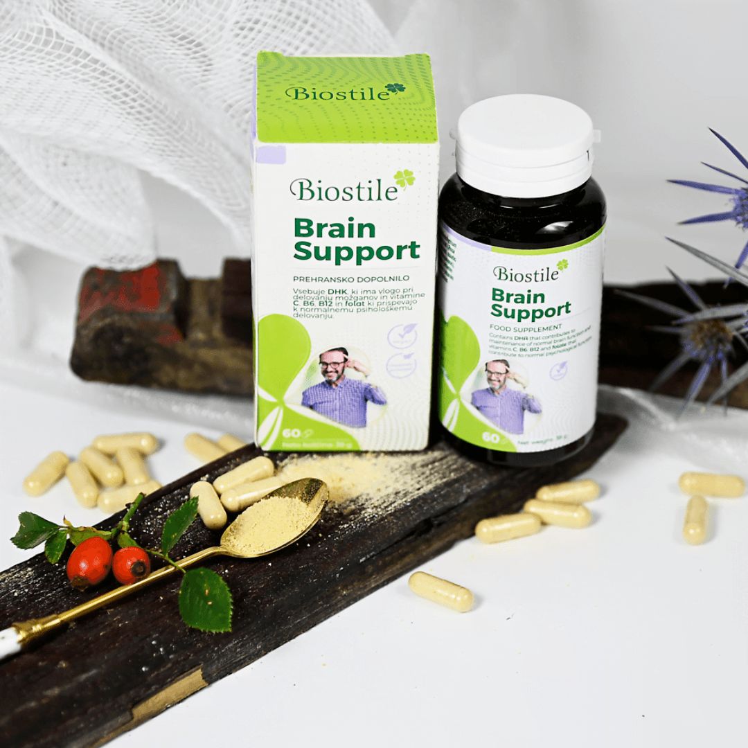Biostile Brain Support Kapseln und Verpackung auf Holzunterlage mit Löffel und Hagebutten.
