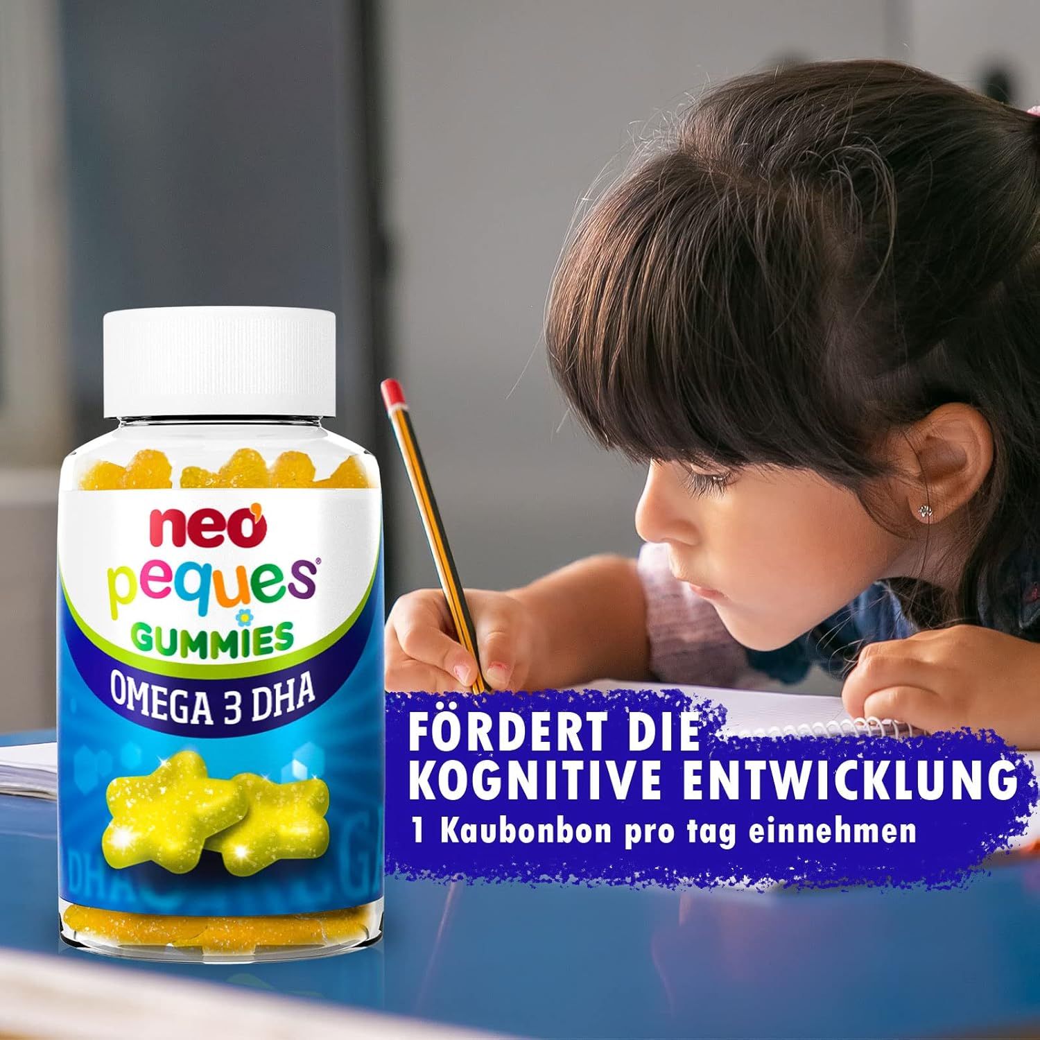Kind schreibt am Tisch, daneben eine Flasche Neo Peques Omega 3 DHA Gummies.