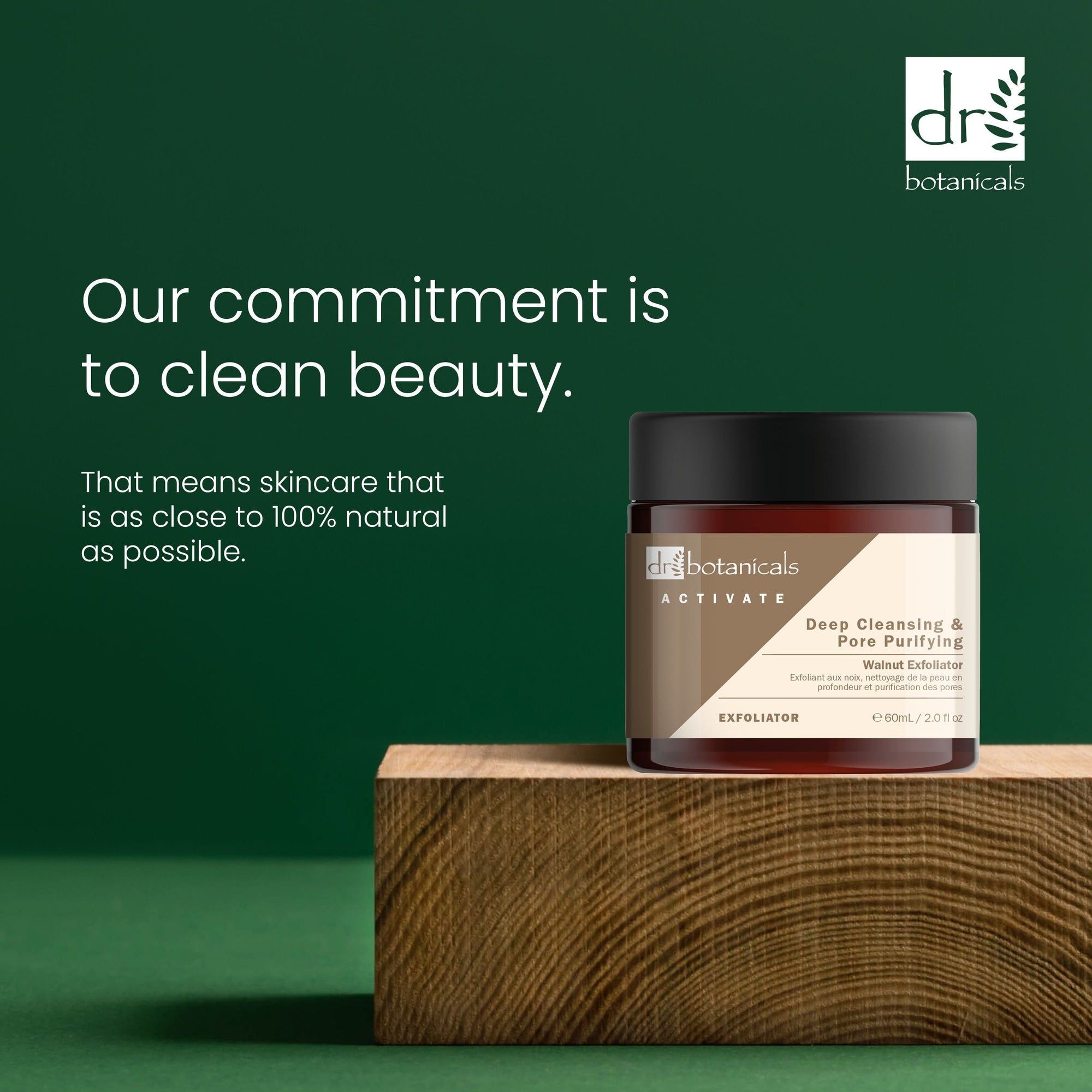 Produkt auf Holzblock. Brauner Tiegel mit schwarzem Deckel. Text: Deep Cleansing & Pore Purifying. Hintergrund: grüner Farbverlauf.