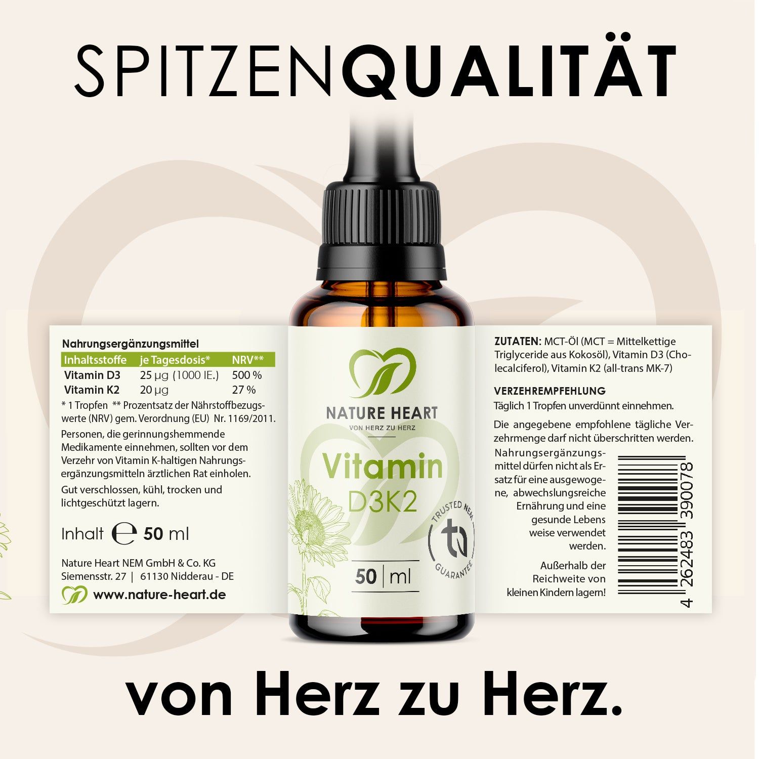 Braunglasflasche mit Etikett und Pipette. Text: Vitamin D3K2, 50 ml, Inhaltsstoffe, Verzehrempfehlung. Hintergrund: Text.