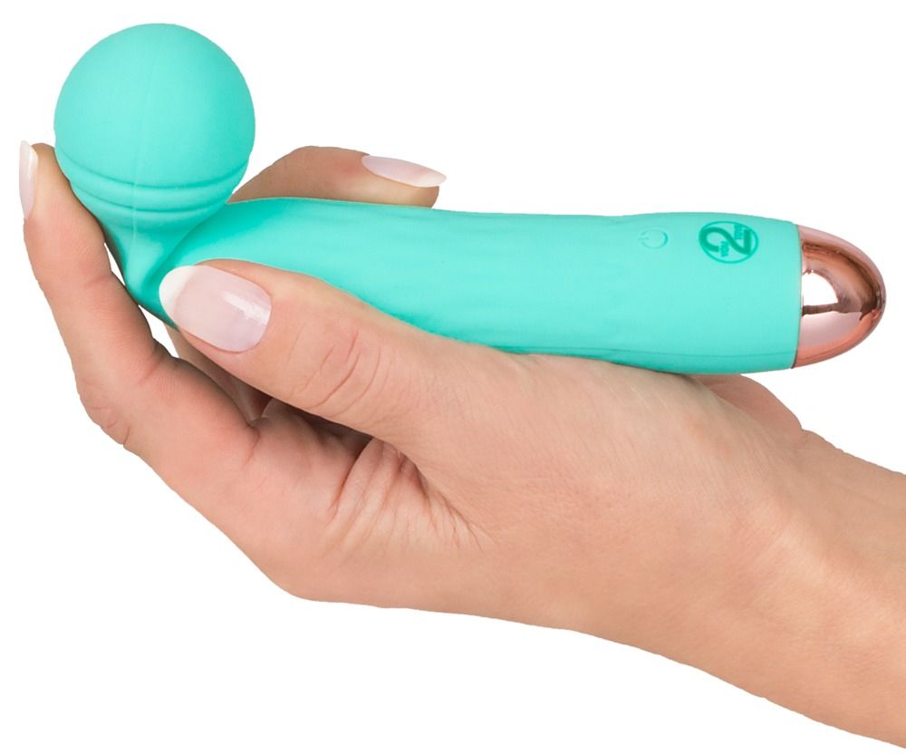 Hand hält einen mintgrünen Mini-Vibrator, der sich biegen lässt. Kugelförmiger Kopf und kupferfarbene Spitze.