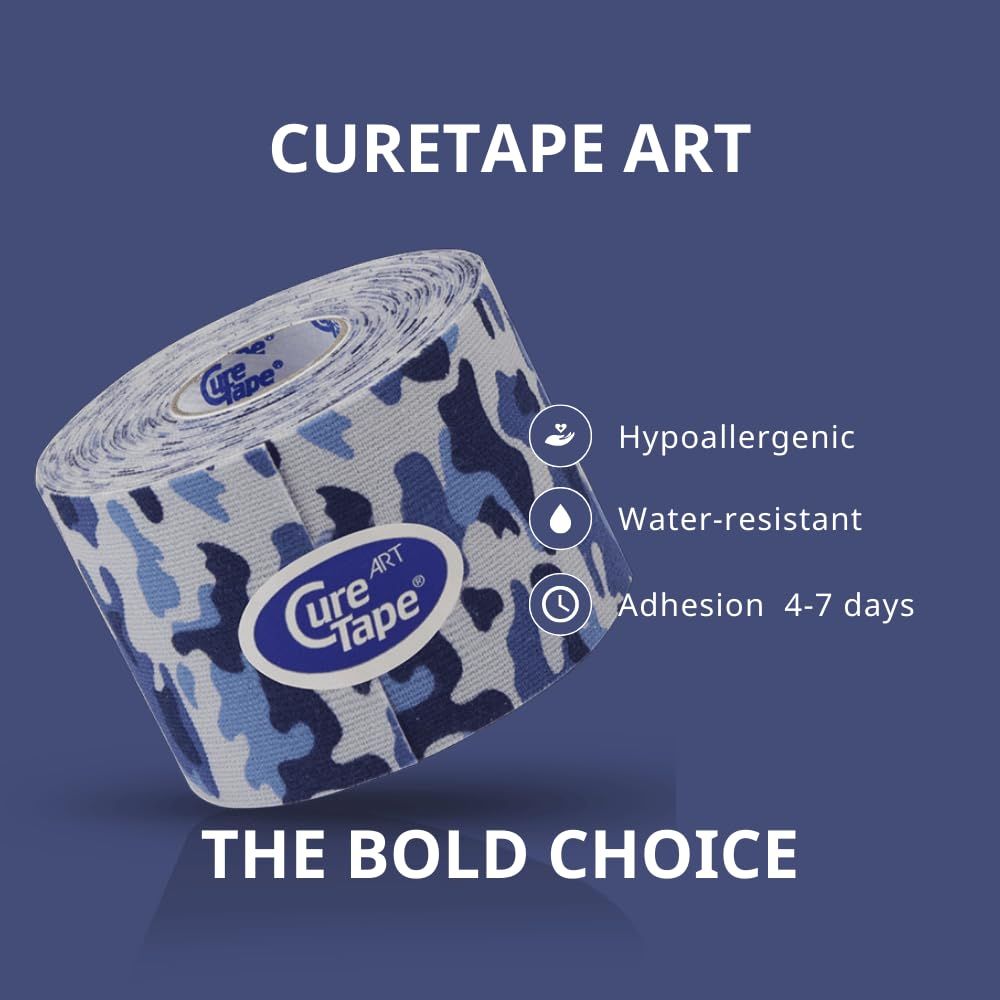 Rolle CureTape Art, blau-weißes Camouflage-Muster. Hypoallergen, wasserfest, haftet 4-7 Tage. Logo CureTape Art.