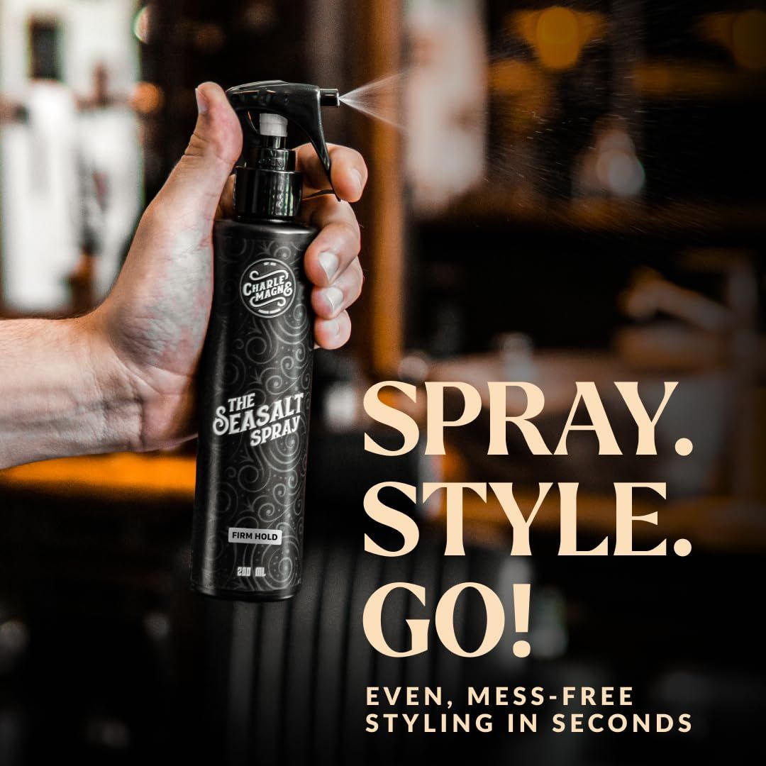 Hand hält eine Sprühflasche Charles Magnus The Seasalt Spray für schnelles Styling.