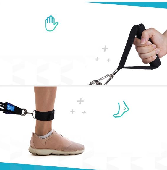 Fitnessband mit Griffen und Fußschlaufe. Hand hält Griff. Fuß mit Fußschlaufe. VITALIC Logo.